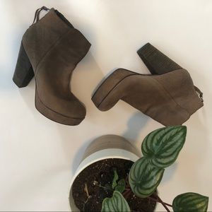 Steve Madden Taupe Booties | 8